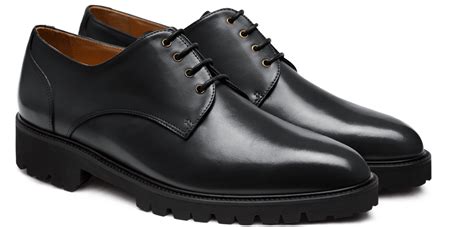 Scarpe derby uomo in pelle nera con pantaloni eleganti