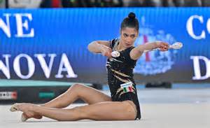 Ginnaste di ginnastica ritmica in pedana