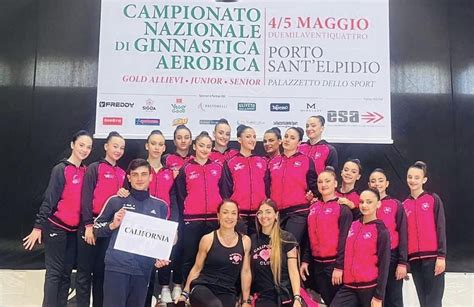 Podio di ginnastica ritmica con medaglie