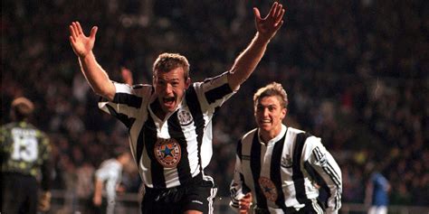 Alan Shearer che esulta con la maglia del Newcastle