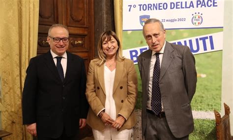 Giancarlo Abete in una conferenza stampa della FIGC