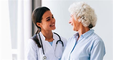 Personale medico che assiste un paziente in pronto soccorso