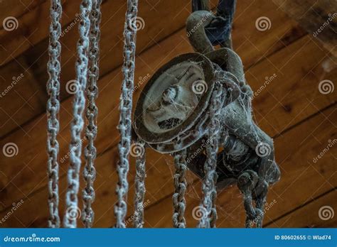 Resti di un vecchio argano e binari arrugginiti nella cava di Santo Stefano