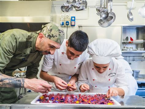 Studenti che cucinano in una scuola di cucina professionale