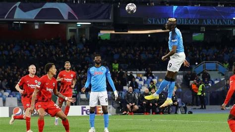 Victor Osimhen in volo per colpire di testa