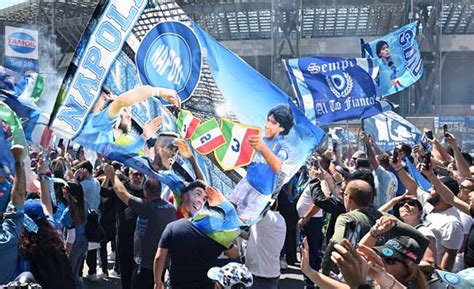 Tifosi del Napoli che protestano contro Higuain
