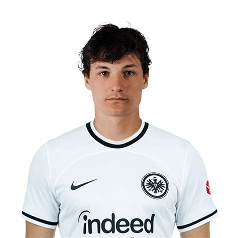 Paxten Aaronson con la maglia dell'Eintracht Francoforte