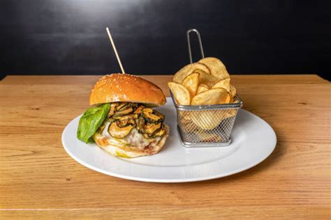 Hamburger di bufalo con zucchine fritte e provola