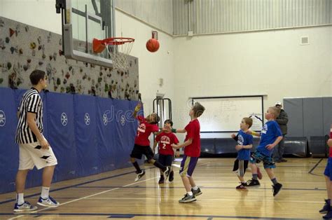 Bambini che giocano a pallacanestro in un campo con cerchi