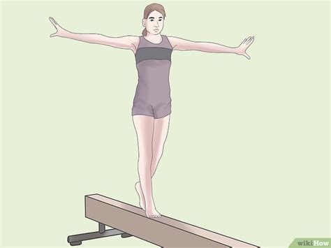 Persona che esegue esercizi di equilibrio su una trave