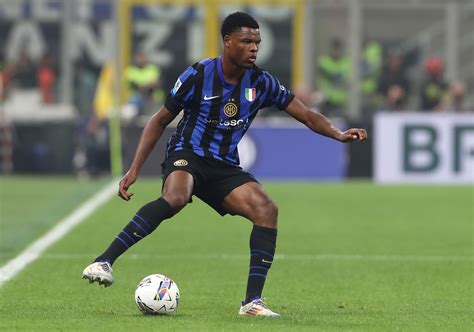 Contrasto tra Dumfries e Sulemana durante Inter-Atalanta