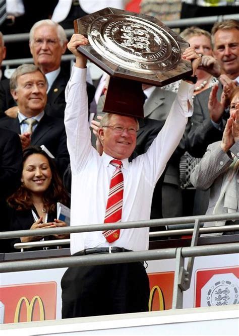 Sir Alex Ferguson che solleva un trofeo