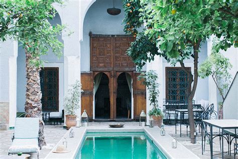 Piscina in una masseria con giardino esotico e aree relax
