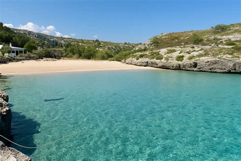 Cala di Porto Badisco con mare limpido e sabbia dorata