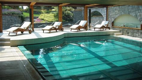 Interno di una spa con piscina riscaldata e sauna