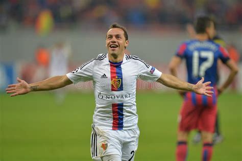 Calciatore che festeggia un gol