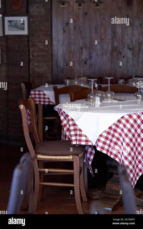 Interno di una trattoria tradizionale italiana con tavoli apparecchiati
