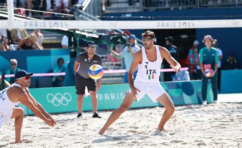 Coppie di beach volley in azione