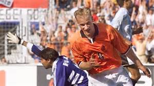 Dennis Bergkamp mentre segna un gol spettacolare