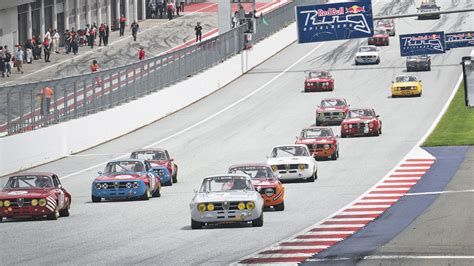 Vetture storiche da competizione in gara in salita