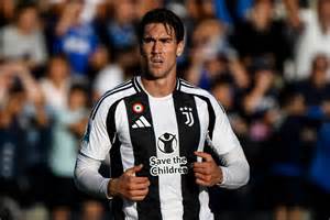 Dusan Vlahovic che firma autografi ai tifosi