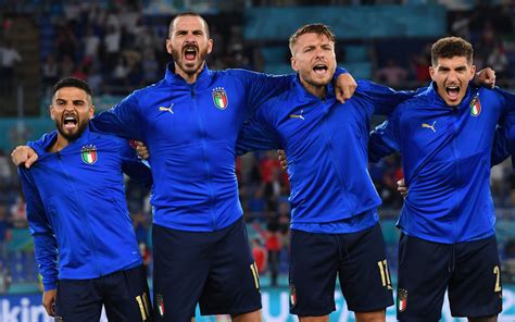 La nazionale italiana di calcio durante un inno