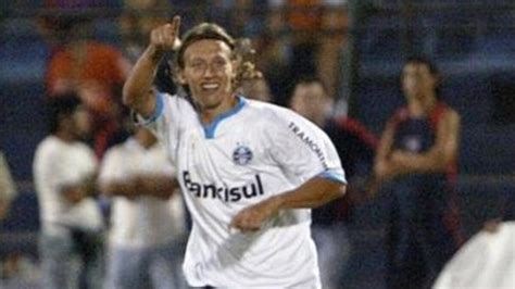 Lucas Leiva celebra un gol