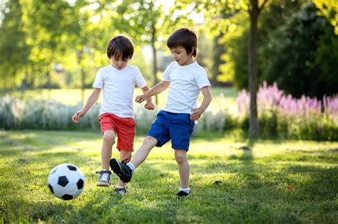 Bambini che giocano a calcio