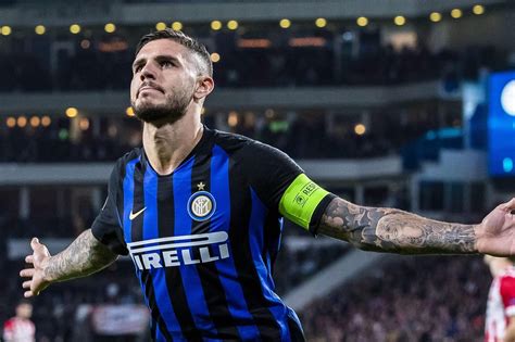 Mauro Icardi con la fascia da capitano dell'Inter