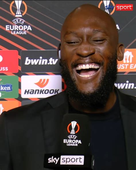 Romelu Lukaku che piange durante un'intervista