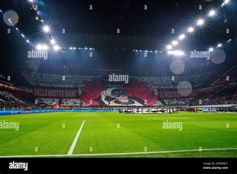 Tifosi dell'Ajax con coreografia allo stadio