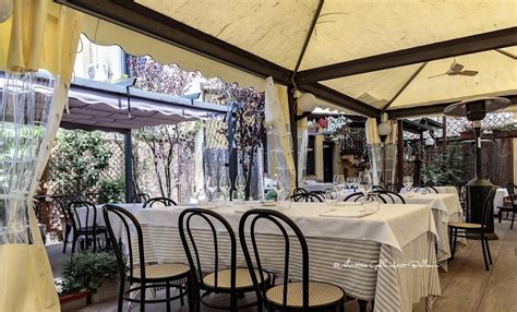 Interno della Trattoria Padellino con tavoli apparecchiati