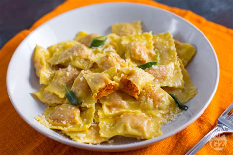 Primo piatto di tortelli fatti in casa con ripieno di zucca