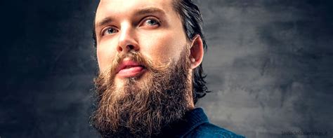 Primo piano di una barba ben curata e stilizzata