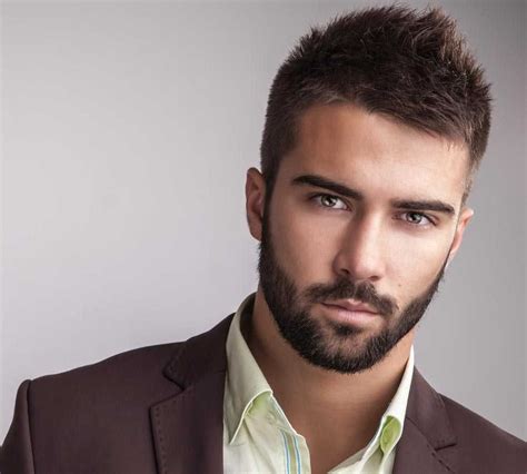 Uomo con taglio di capelli alla moda e barba curata