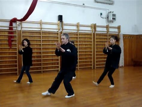 Gruppo di praticanti di Tai Chi durante un seminario