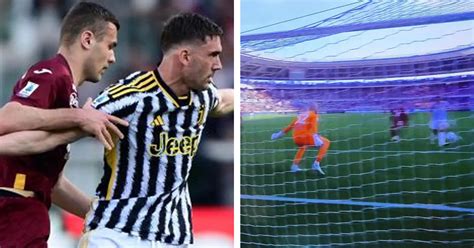 Incrocio tra giocatori del Torino e della Juventus