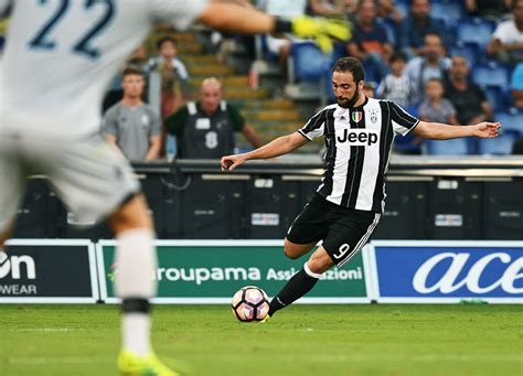 Gonzalo Higuain in azione con la maglia della Juventus