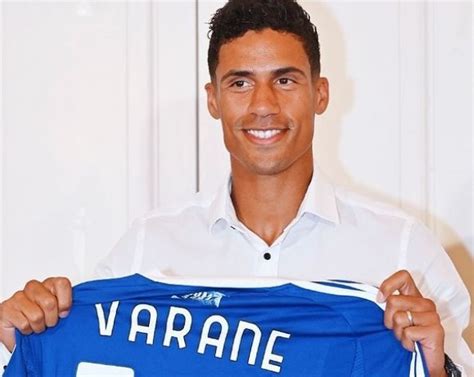Raphael Varane con la maglia del Como
