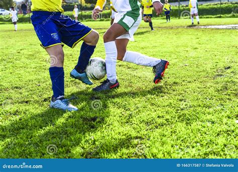 Giovani che giocano a calcio