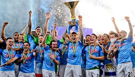 Jorginho con la Coppa Italia del Napoli