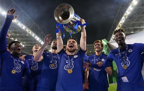 Jorginho che alza la Champions League con il Chelsea