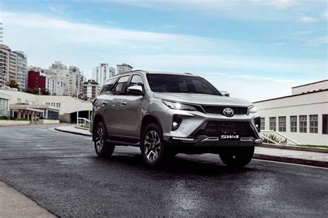 China Suarez con il nuovo SUV Toyota SW4