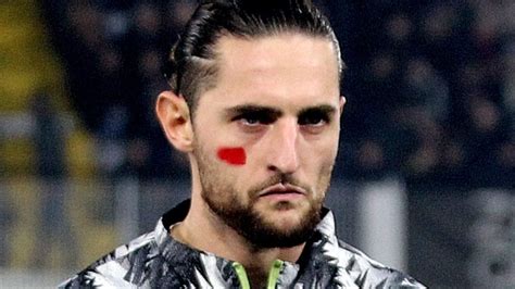 Giocatori e arbitri con il segno rosso sul viso