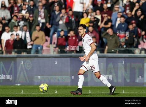 Giovane centrocampista che controlla la palla