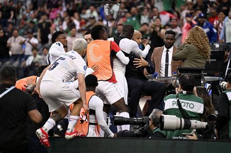 Abraham segna il gol della vittoria