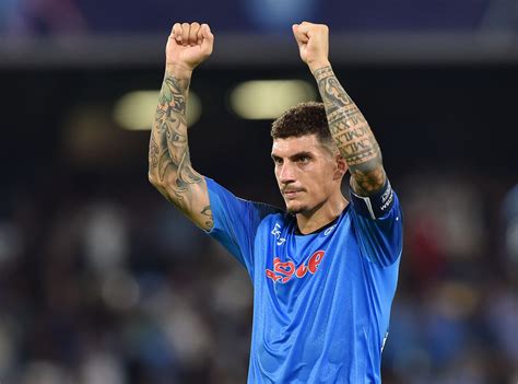 Lorenzo Insigne che si tiene l'inguine