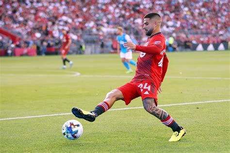 Lorenzo Insigne che esce dal campo zoppicando