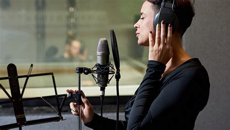 Aula di canto moderno con microfoni e leggio