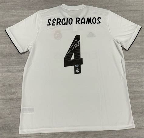 Sergio Ramos che firma una maglia